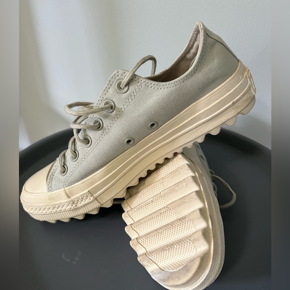 Size 9 CONVERSE Platform Sage and Cream shoe